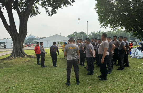 Polri Lakukan Bersih-bersih Usai Pesta Rakyat di Monas