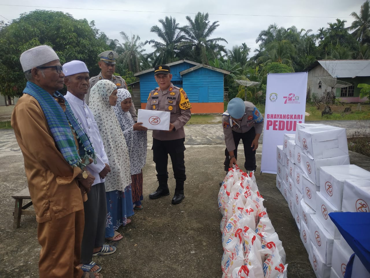 Jelang HUT Bhayangkara 78, Polsek Pujud Berbagi 30 Paket Sembako ke Warga