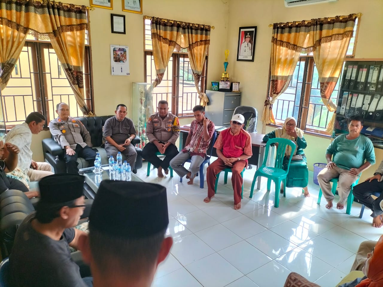 Personil Polsek Tandun Ajak Kades dan Tokoh Masyarakat Berkolaborasi Wujudkan Pilkada Damai 
