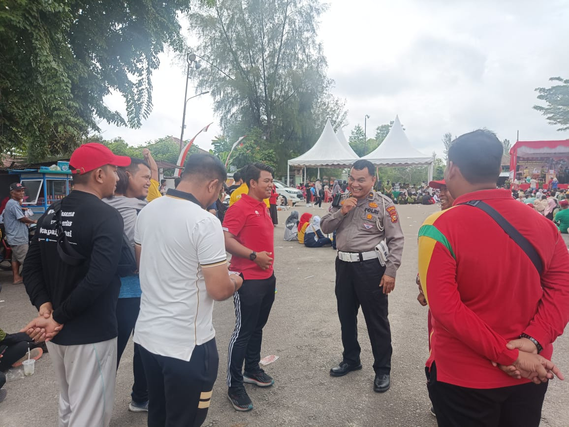 HUT TNI ke 79, Polsek Mandau Berikan Kejutan ke Koramil Mandau dan Selipkan Pesan Pilkada Damai