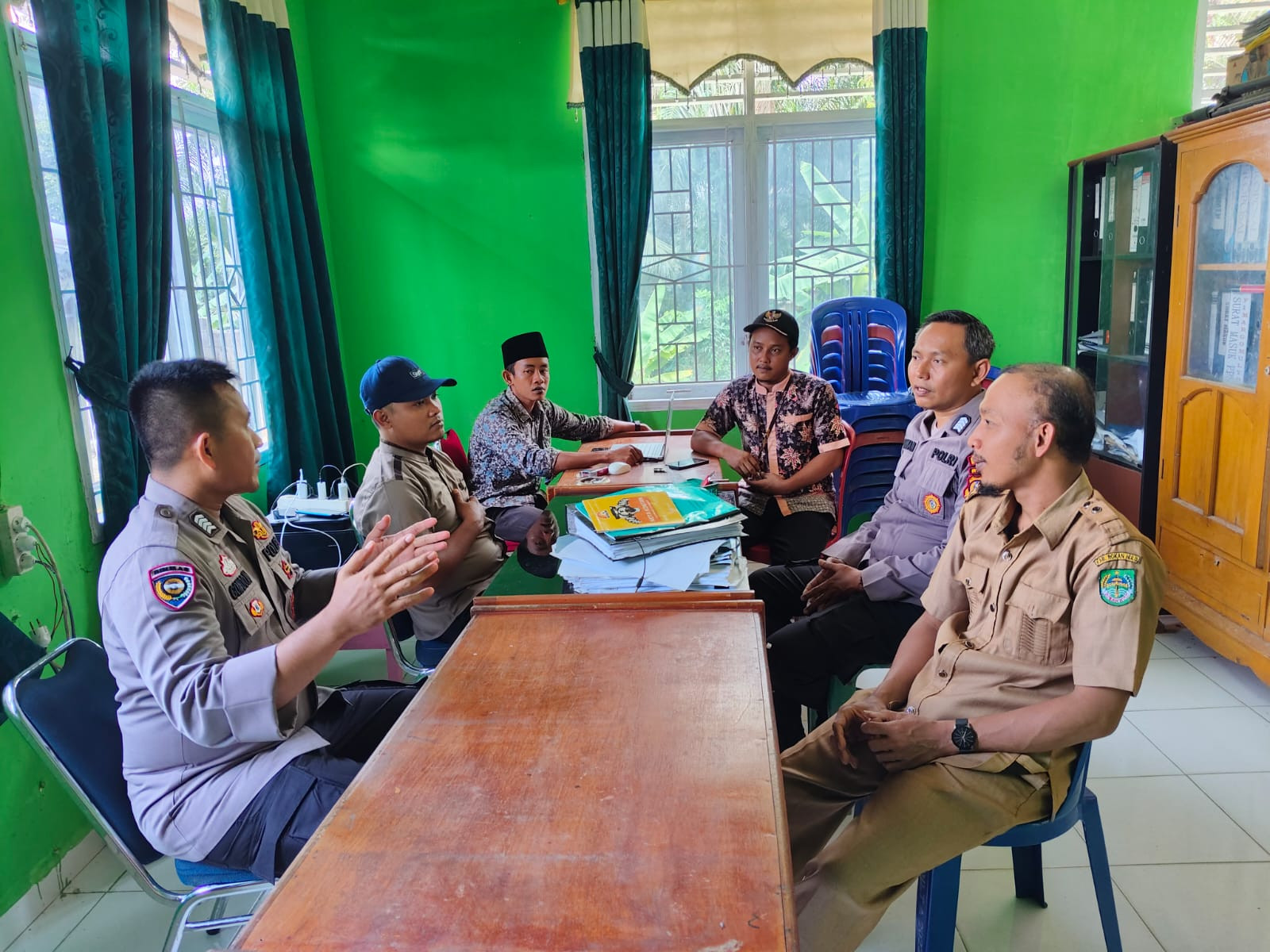 Cooling System Polres Rohul, Ajak Masyarakat dan Pemuda Pasir Agung  Jaga Desa Selama Tahapan Pilkada 