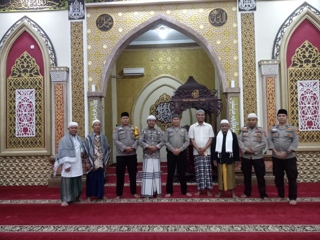 Cooling System Pilkada Damai, Polsek Kabun Laksanakan Sholat Magrib Berjamaah di Masjid Al Muawanah