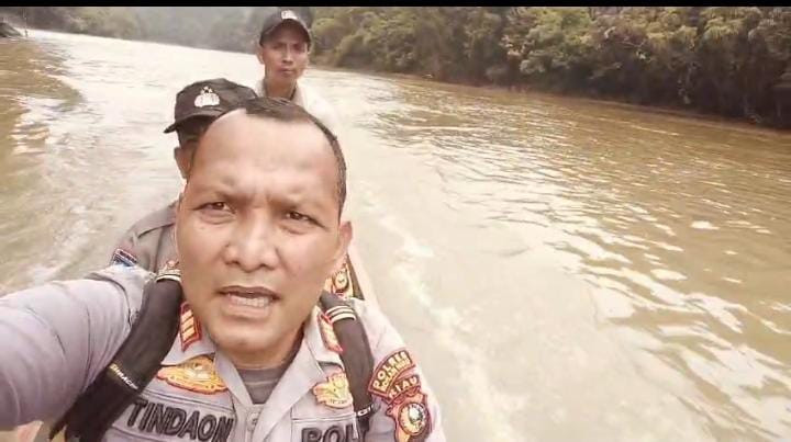 Sampaikan Pesan Pilkada Damai, Kapolsek Rokan IV Koto Rela Tempuh Jalur Ekstrim Temui Warga
