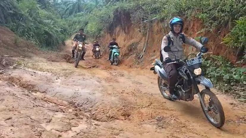 Sosialisasi Cooling System, Kapolsek Tandun Berjibaku Tempuh Jalur Ekstrim