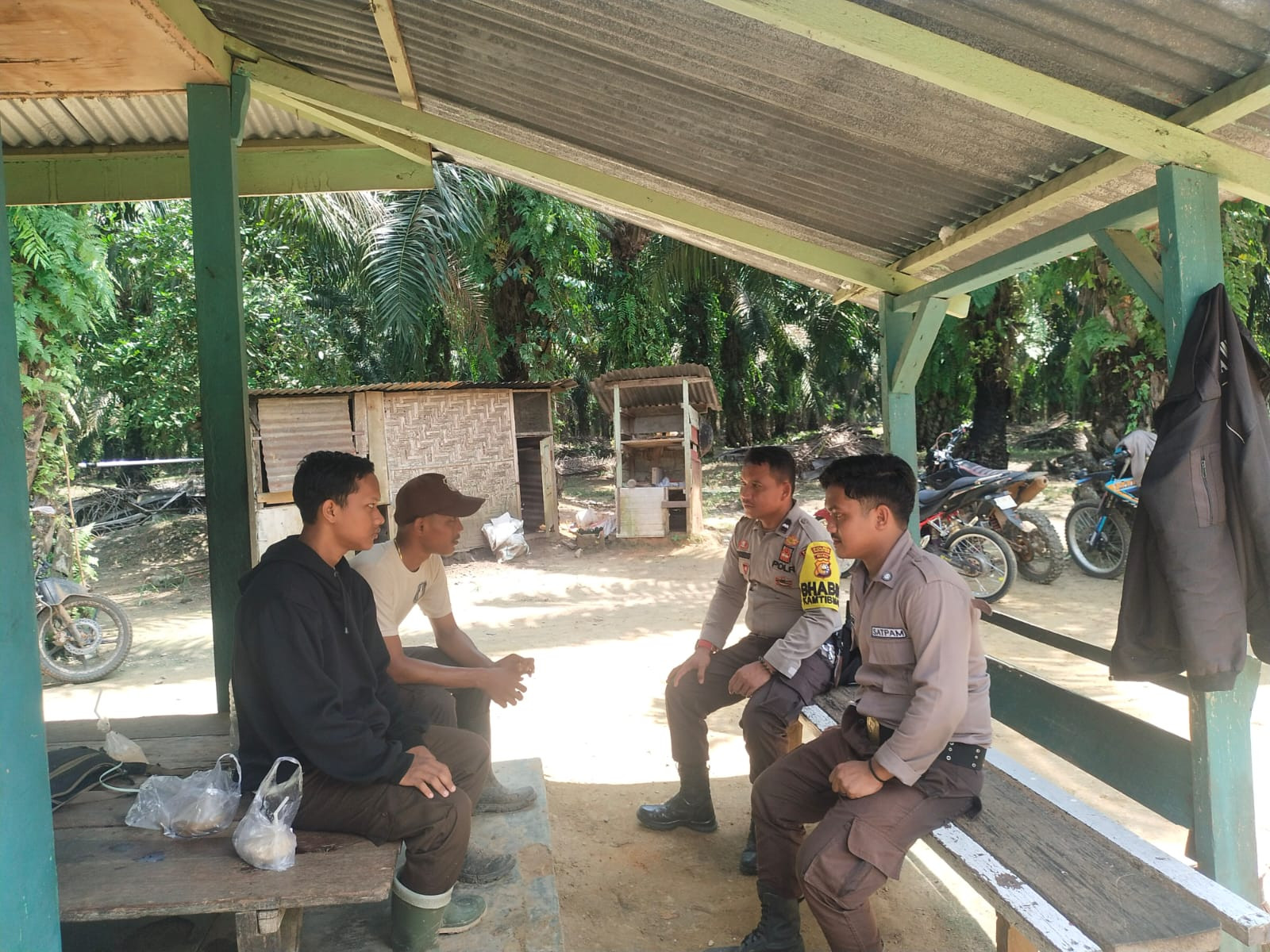 Personil Polsek Pujud Sambangi Warga Desa Sampaikan Pesan Pilkada Damai
