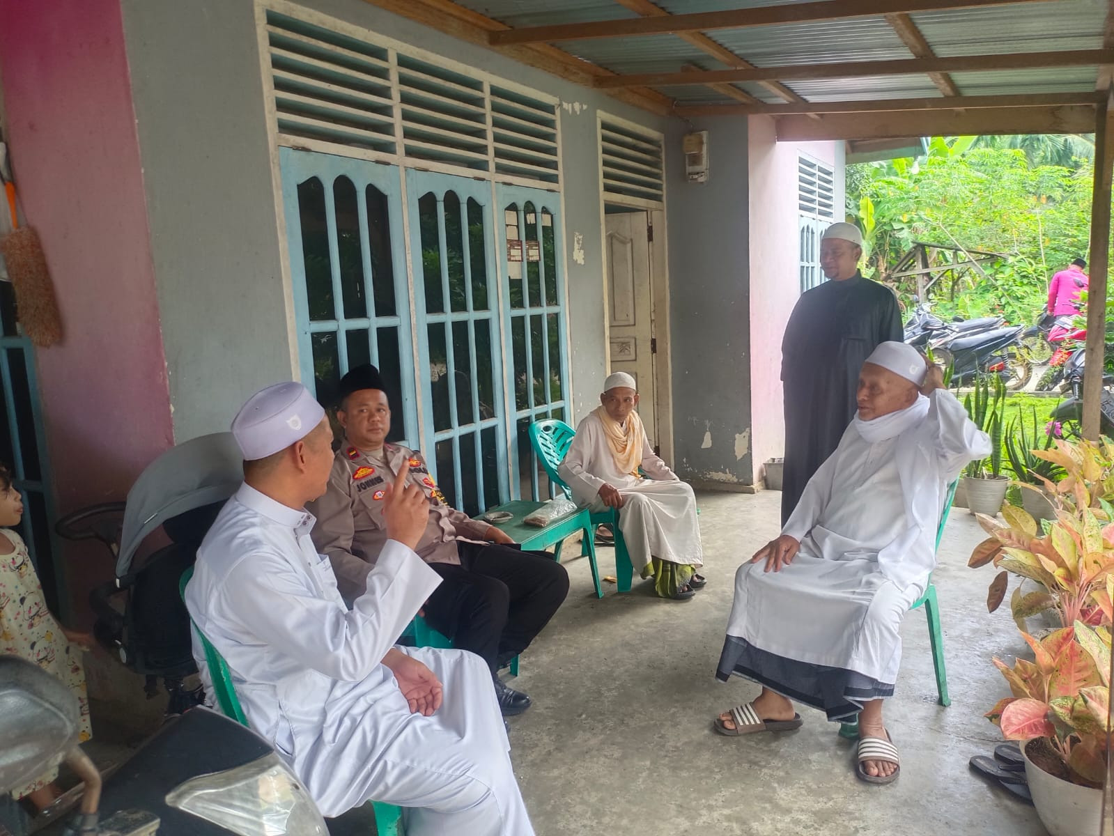 Kapolsek Rambahhilir Sampaikan Pesan Cooling System Pilkada 2024 ke Tokoh Masyarakat