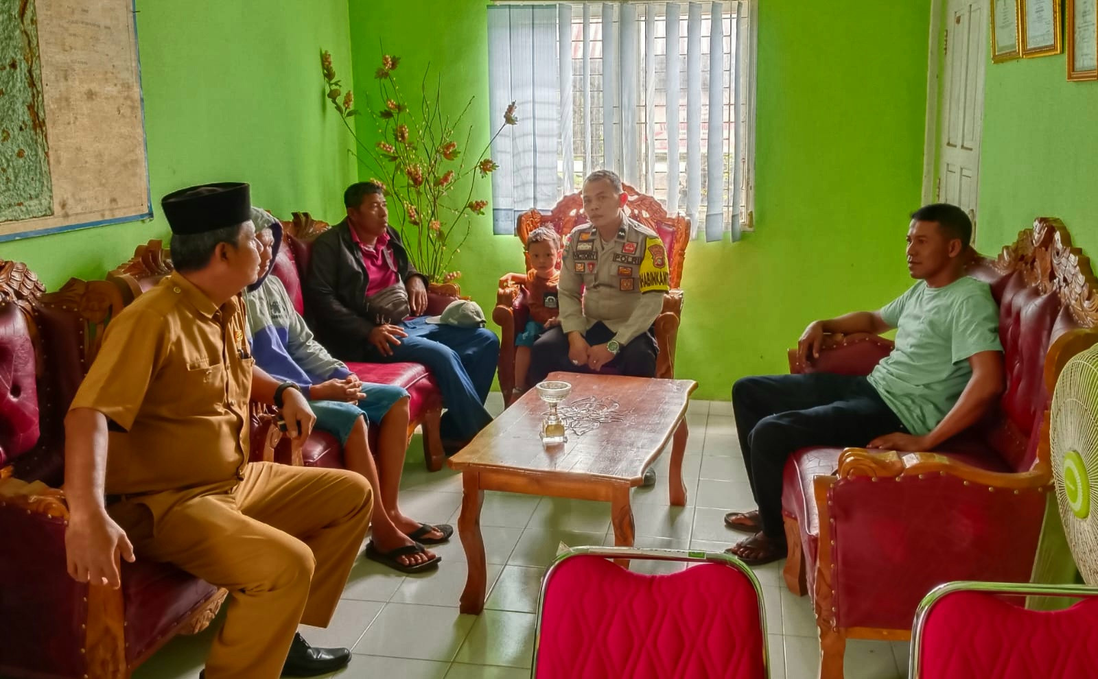 Tekankan Kondusifitas, Polsek Bantan Silaturahmi di Kantor Desa Selat Baru