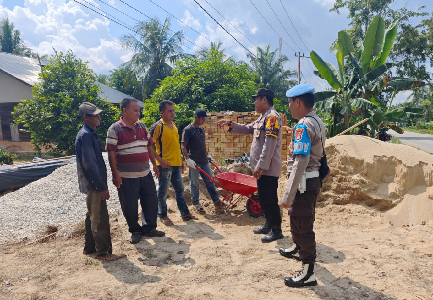 Polsek Siak Kecil Kunjungi Kuli Bangunan, Beri Himbauan Pemilukada Damai