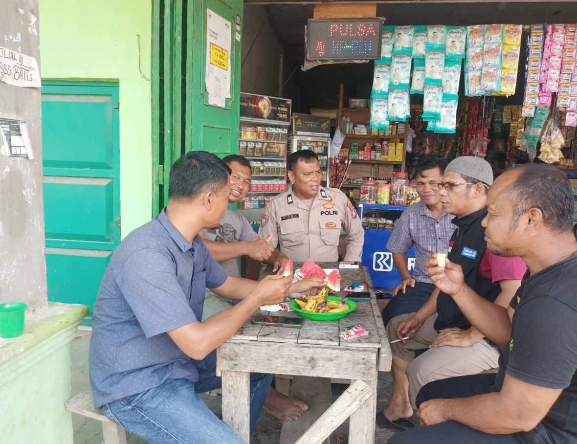 Polsek Pujud Sambangi Tokoh Masyarakat Sampaikan Pesan Pilkada Damai