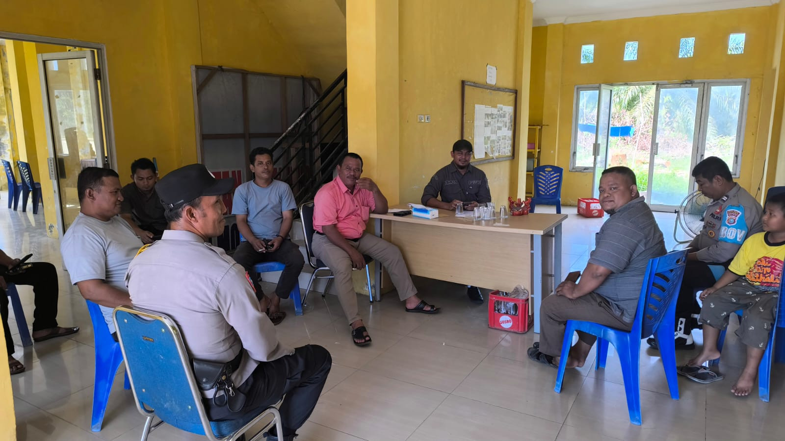 Sambangi Rumah Adat Pujud, Personil Polsek Sampaikan Pesan Cooling System