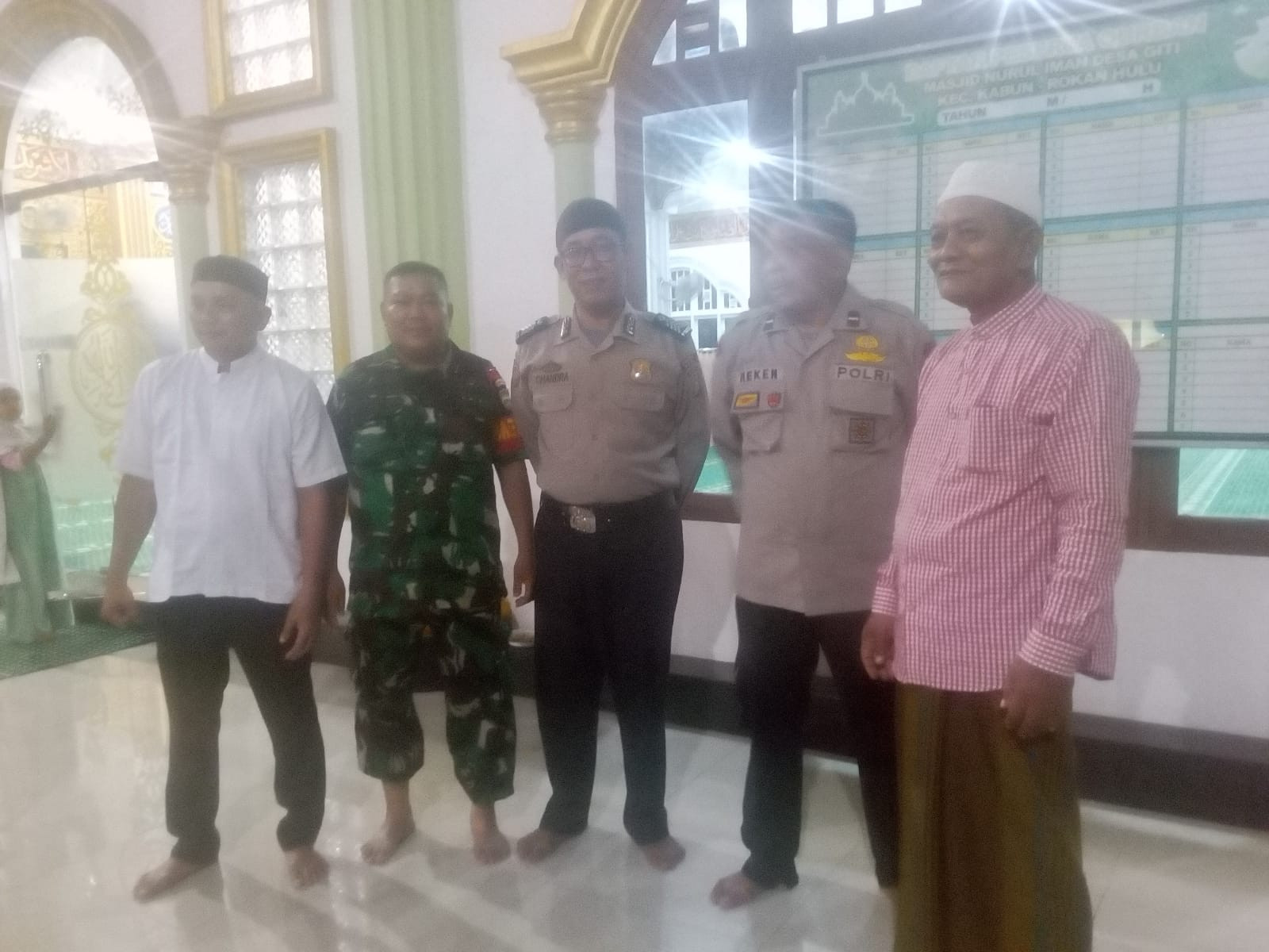 Personil Polsek Kabun Laksanakan Salat Magrib Berjamaah dan Sampaikan Pesan Cooling System