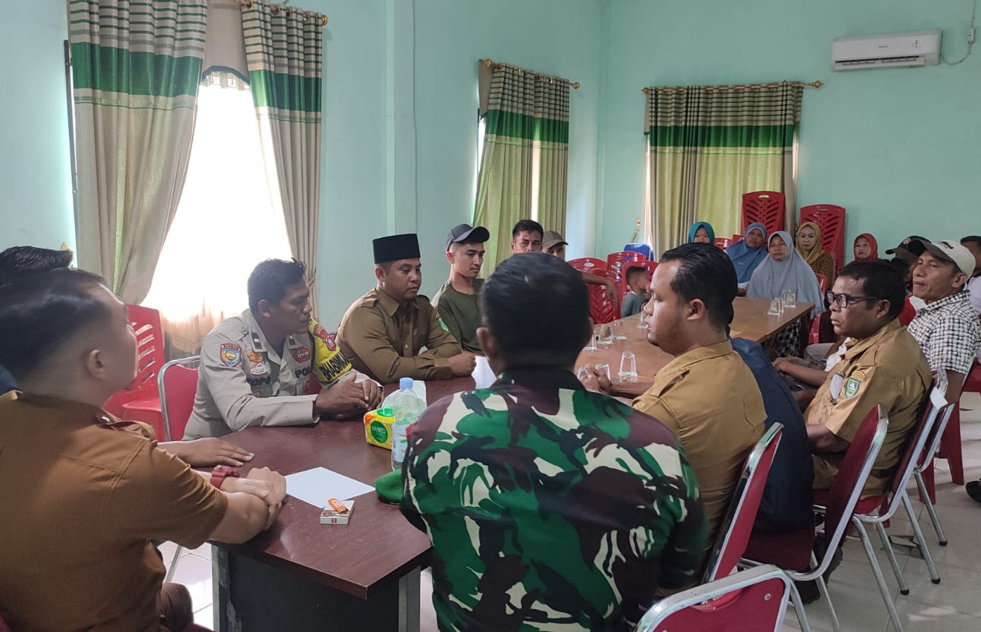 Tingkatakan Kondusifitas, Polsek Pinggir Giat Mediasi dan Sosialisasi Kamtibmas di Desa Buluh Apo