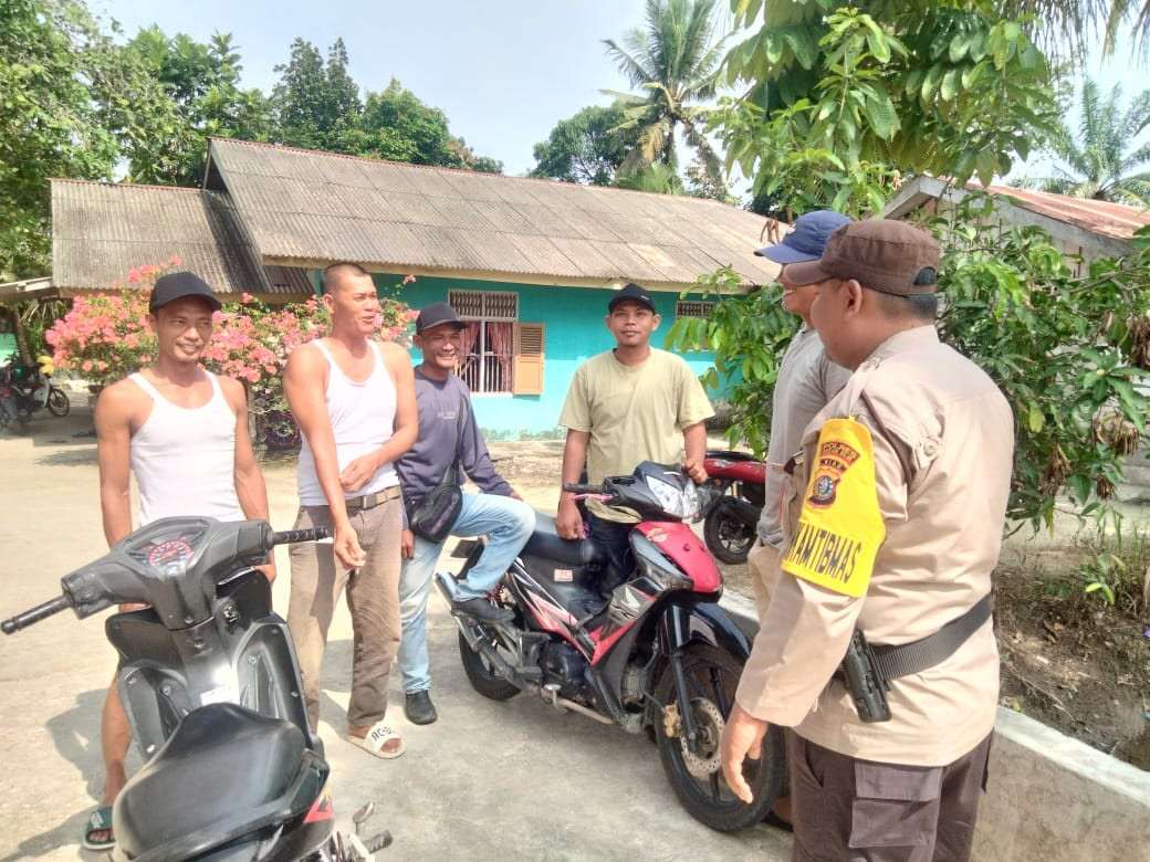 Personil Polsek Pujud Sampaikan Pesan Pilkada Damai ke Warga di Tanjung Medan