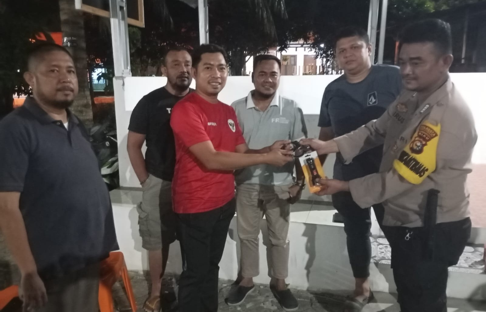 Sampaikan Pesan Kamtibmas, Polsek Tenayan Raya Giat Cooling System Malam di Kel.Mentangor