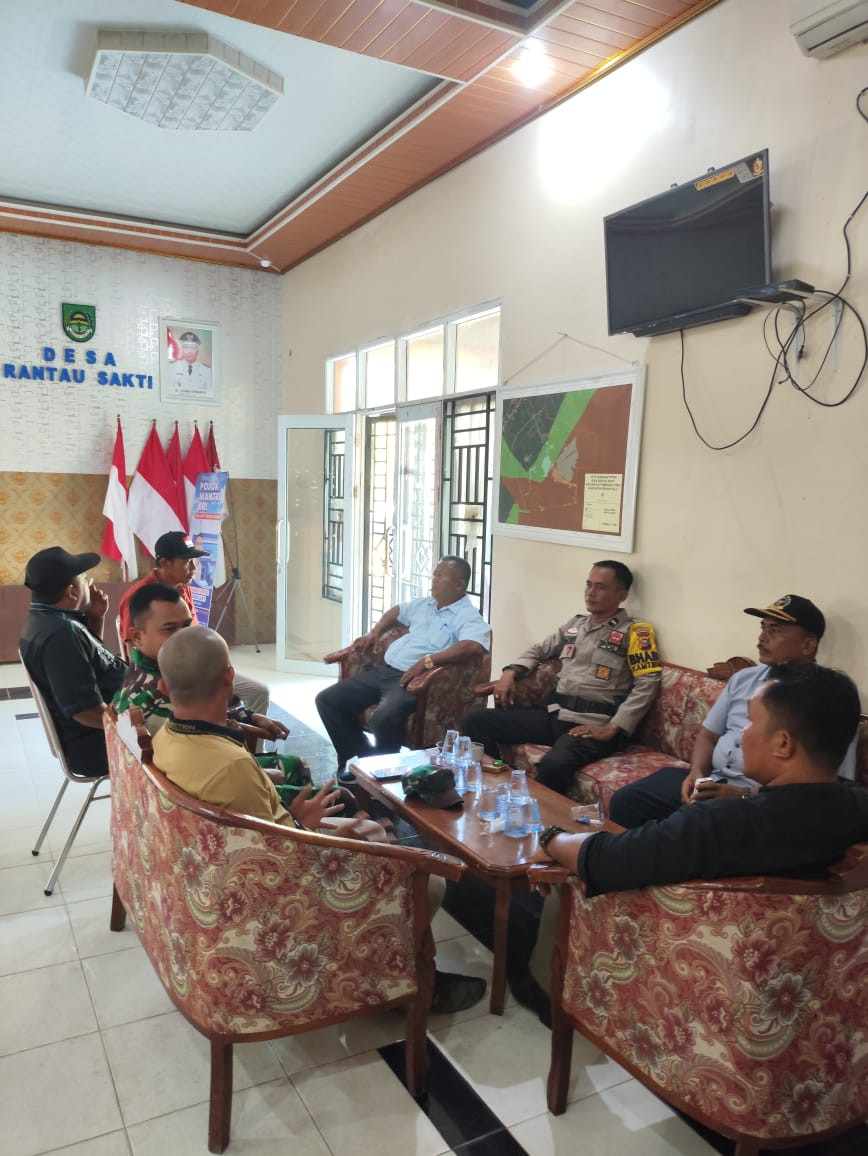Personil Polsek Tambusai Utara Cooling System Pilkada Damai Bersama Warga Desa Rantau Sakti