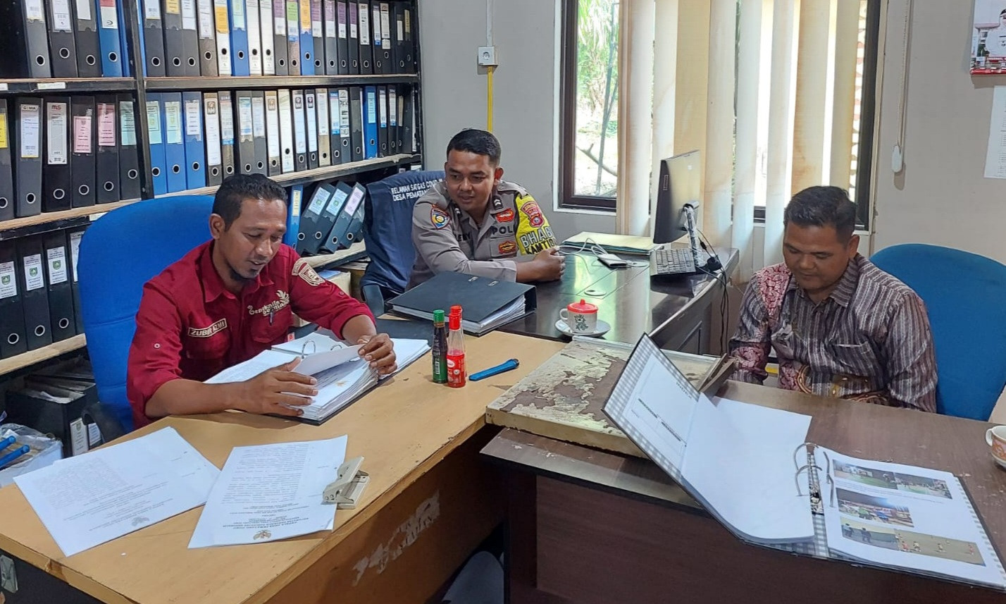 Bhabinkamtibmas Desa Pematang Duku, Ajak Perangkat Desa Sukseskan Pemilukada 2024
