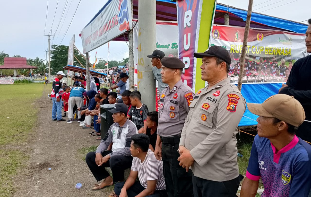 Hadiri Mengamankan Turnamen Sepak Bola, Polsek Rupat Sampaikan Pesan Pilkada Damai