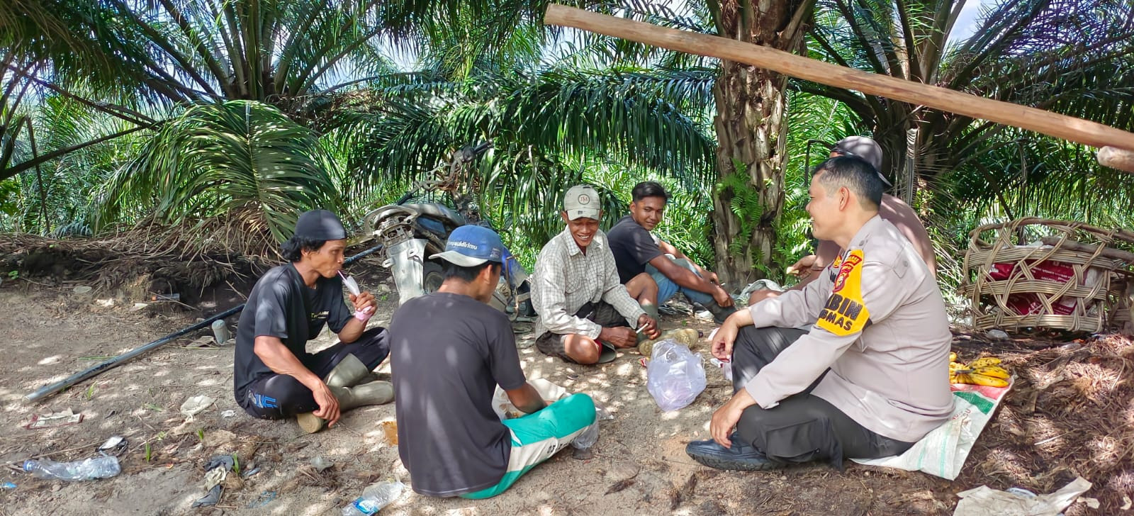 Ciptakan Pilkada Aman, Personil Polsek Rokan IV Koto  Coolling System Bersama Warga Masyarakat