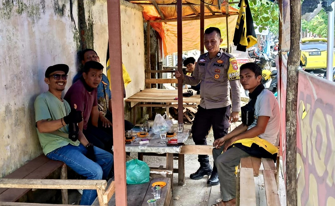 Ngobrol Bareng Pengemudi Ojol, Bhabin Kota Sampaikan Pesan Keamanan Pemilukada 2024