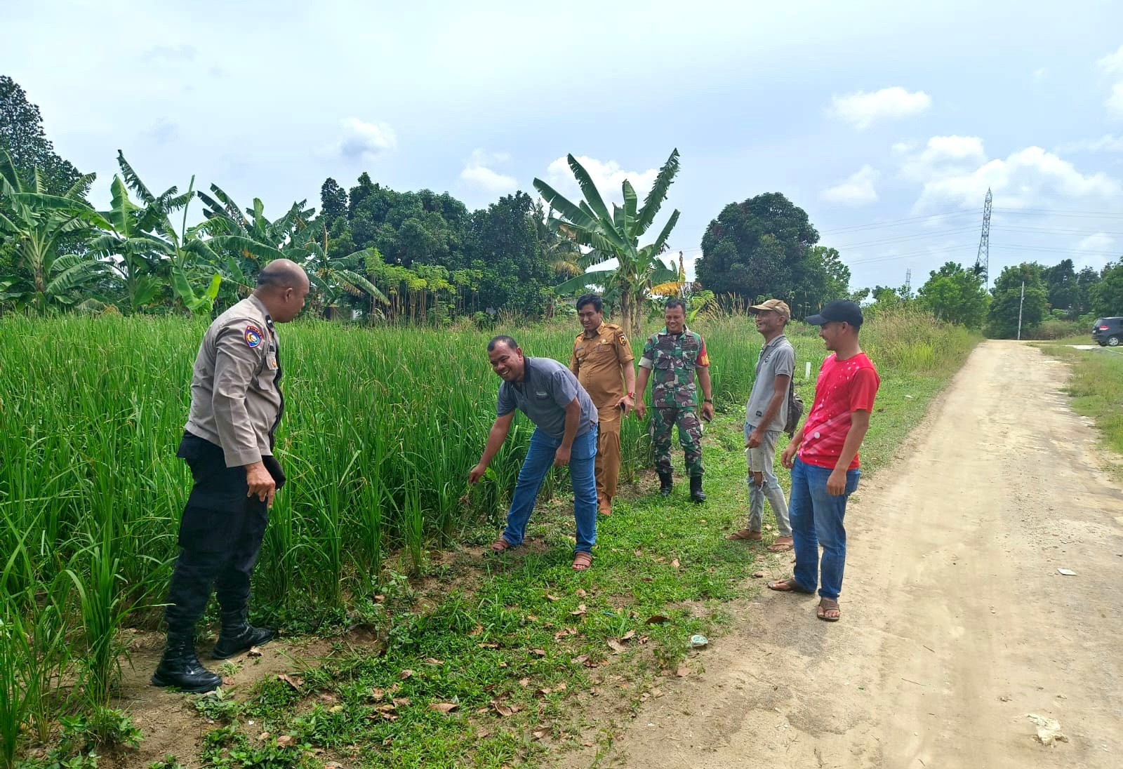 Jelang Pilkada, Polsek Binawidya Sambangi Petani Sungai Sibam Sosialisasi Ketahanan Pangan