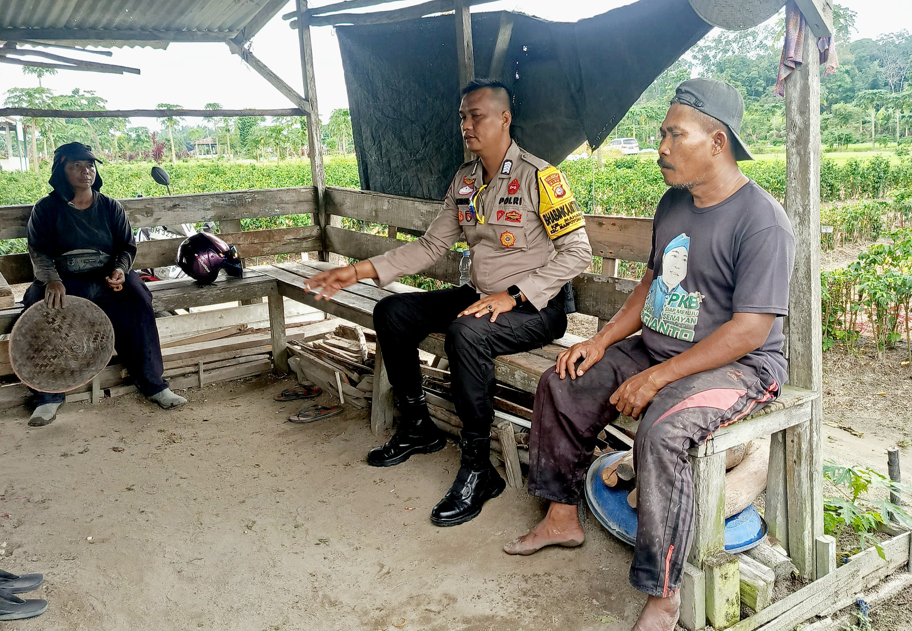 Personel Bukit Raya Intensifkan Patroli Dialogis Bersama Warga di Perkebunan Sayur Maharatu