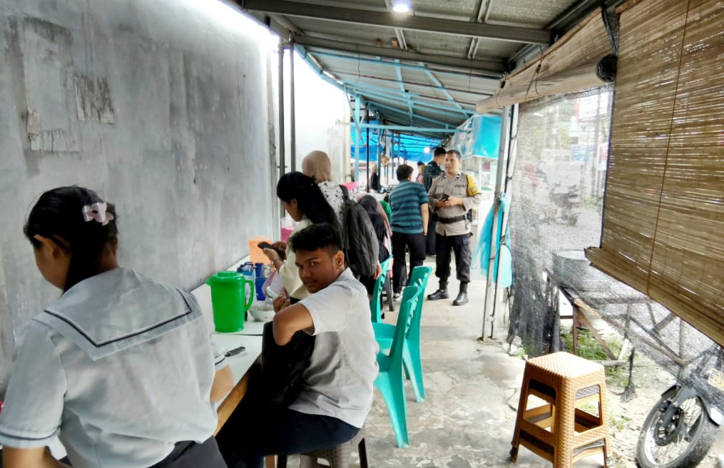 Cerita Bhabinkamtibmas Sosialisasikan Pilkada Damai Bersama Warga Labuhbaru Barat
