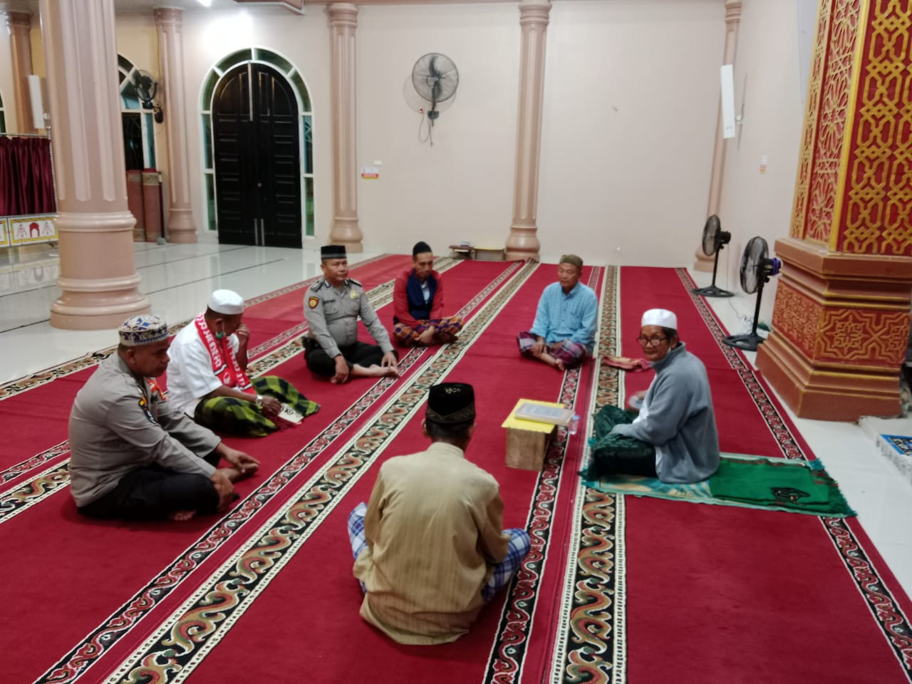 Wujudkan Pilkada Damai, Personel Polsek Kabun Laksanakan Salat Subuh Berjamaah dan Cooling System