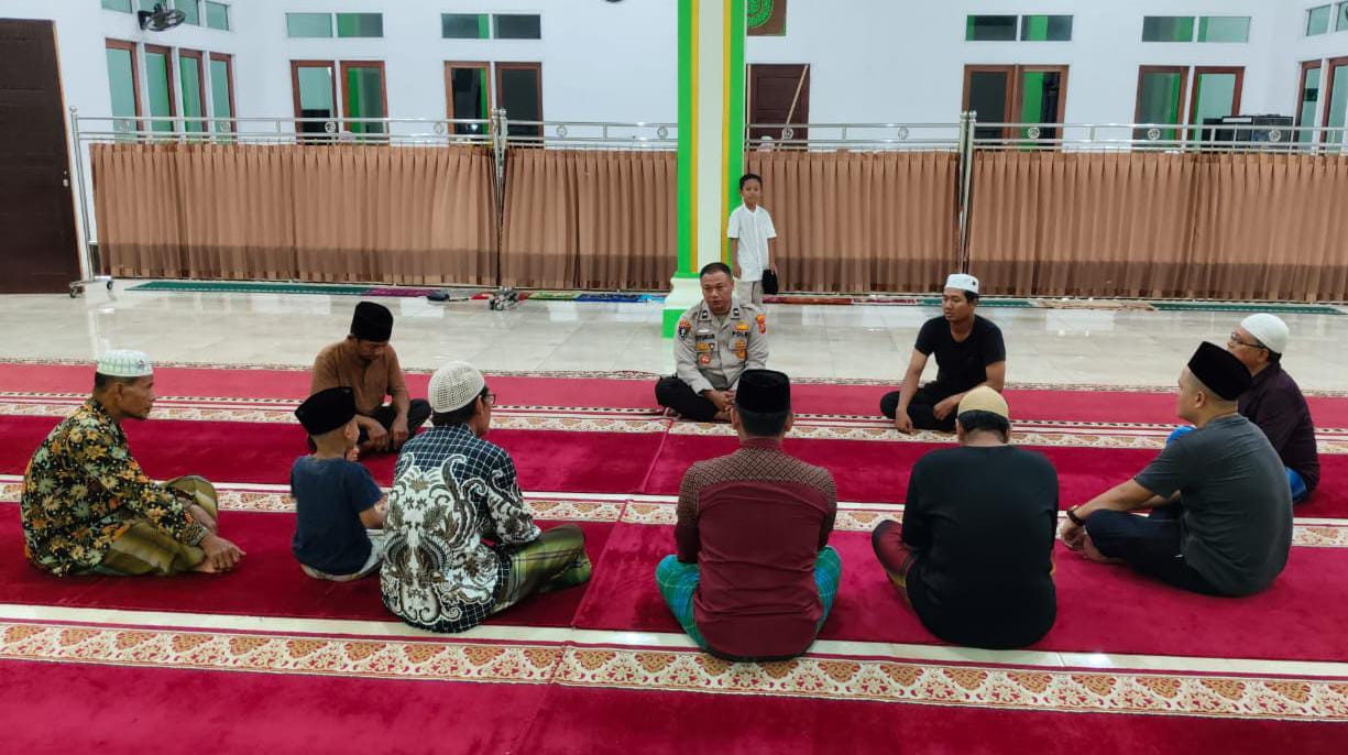 Polsek Tandun Salat Subuh Berjamaah dan Sampaikan Pesan Cooling System Pilkada Damai
