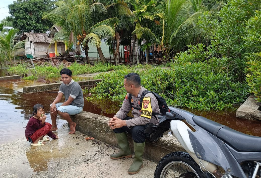 Polsek Bengkalis Patroli di Lokasi Rawan Banjir Guna Jaga Keamanan dan Kesejahteraan Masyarakat