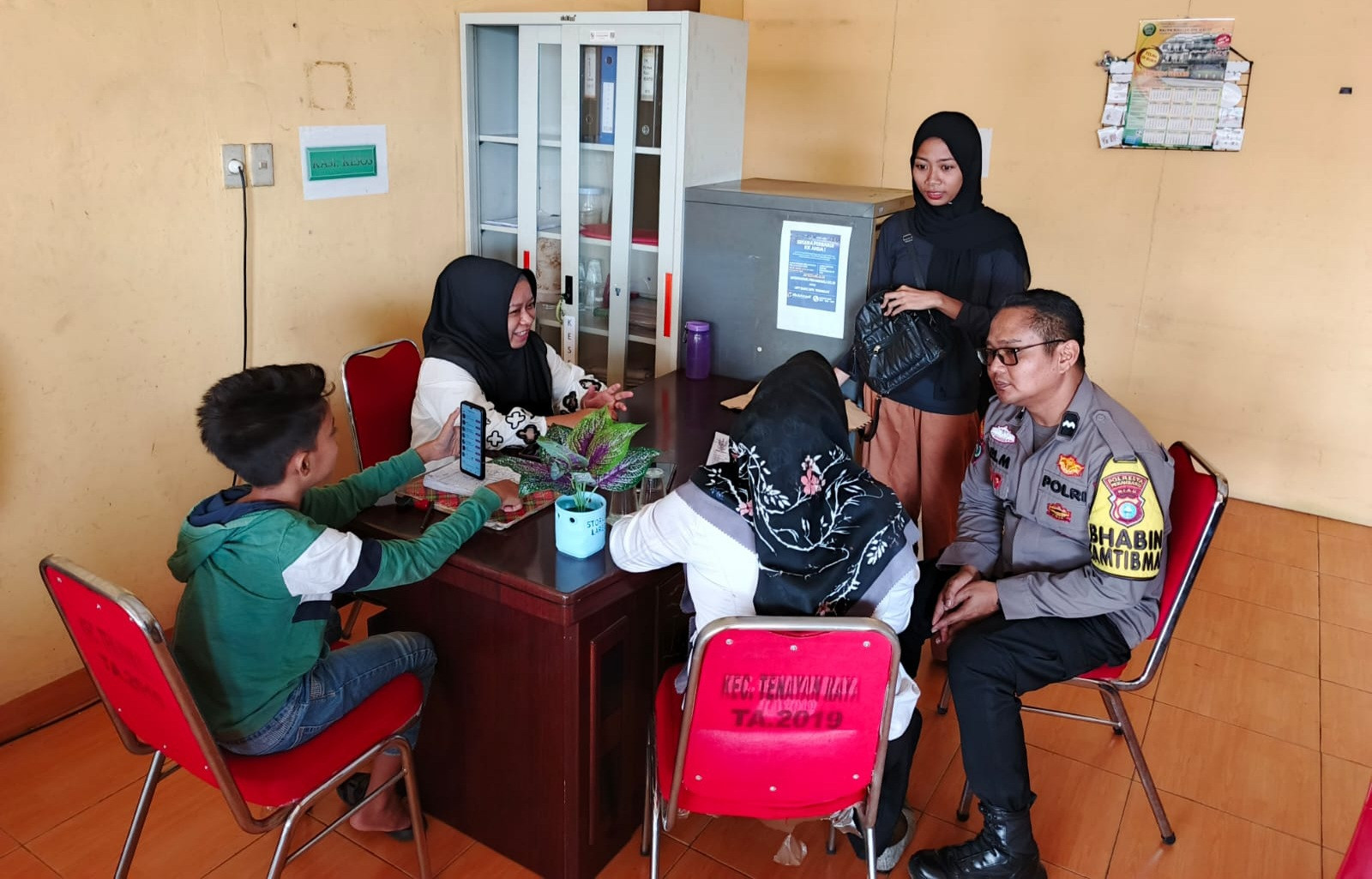 Bhabinkamtibmas Tenayan Raya Ajak Warga Pematangkapau Ikut Partisipasi Aktif Sukseskan Pilkada 2024