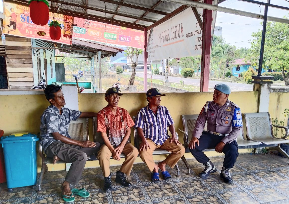 Polsek Rupat Utara Kunjungi Kantor Desa Tanjung Medang untuk Jaga Harkamtibmas