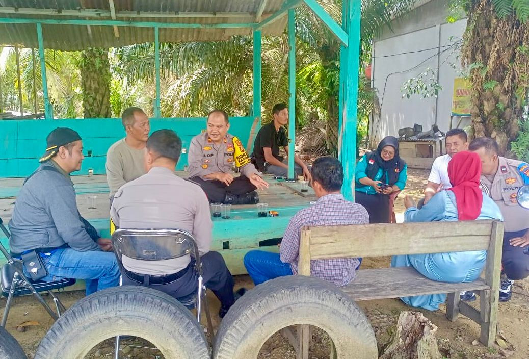 Kapolsek Tandun Cooling System Sampaikan Pesan Kamtibmas Pilkada Aman ke Warga Desa
