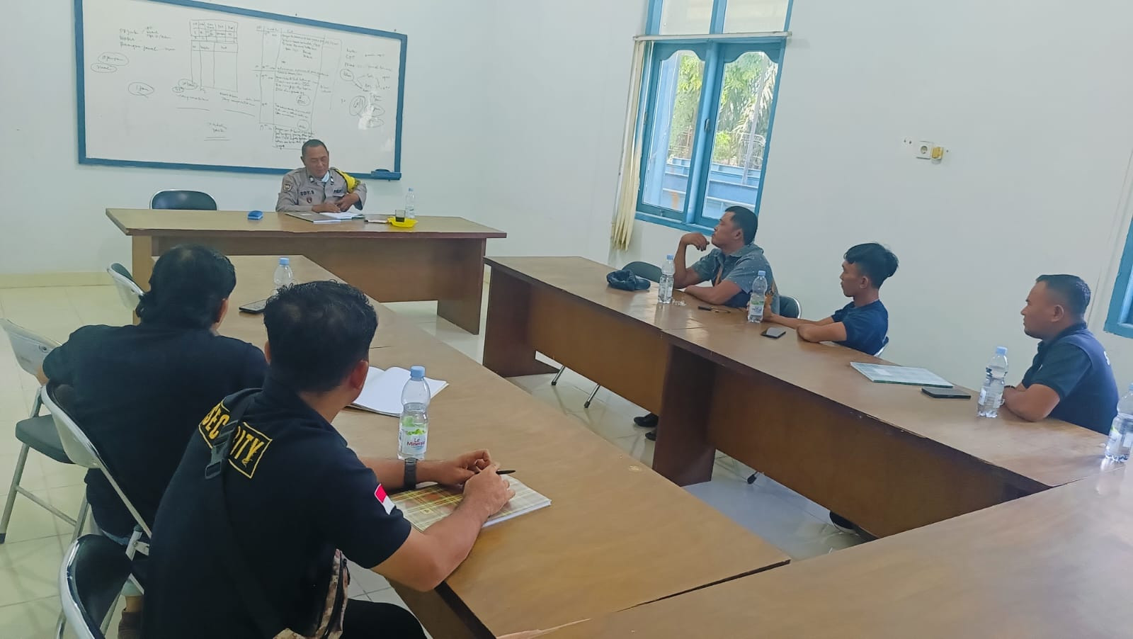 Bhabinkamtibmas Polsek Kunto Darussalam, Sambang Warga  dan Sampaikan Pwsan Cooling System