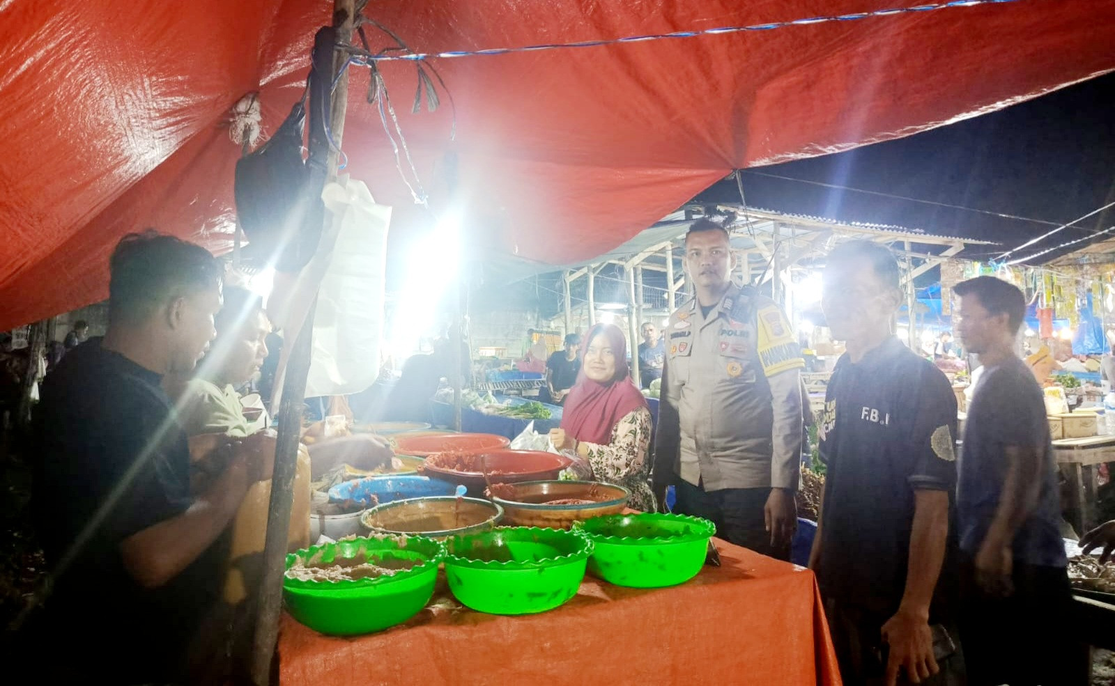 Polsek Bukit Raya Intensifkan Patroli Cooling System Sambangi Warga di Pasar Kaget