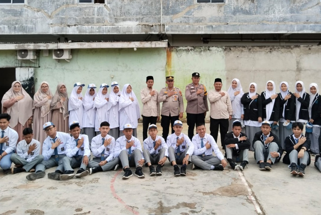 Beri Pesan Kamtibmas Jelang Pilkada, Polsek Bukit Raya Sambangi SMA Al Fikri Pekanbaru