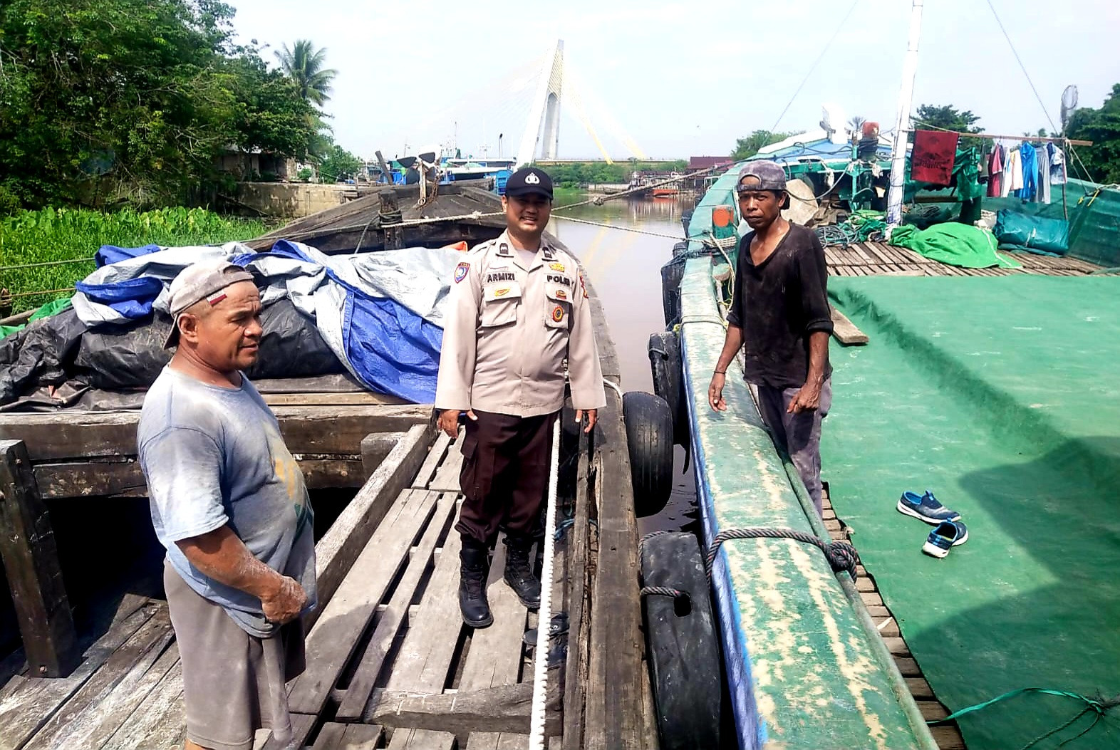 Pastikan Kondusifitas Polsek Kawasan Pelabuhan Imbau Buruh Kapal Hindari Hoax