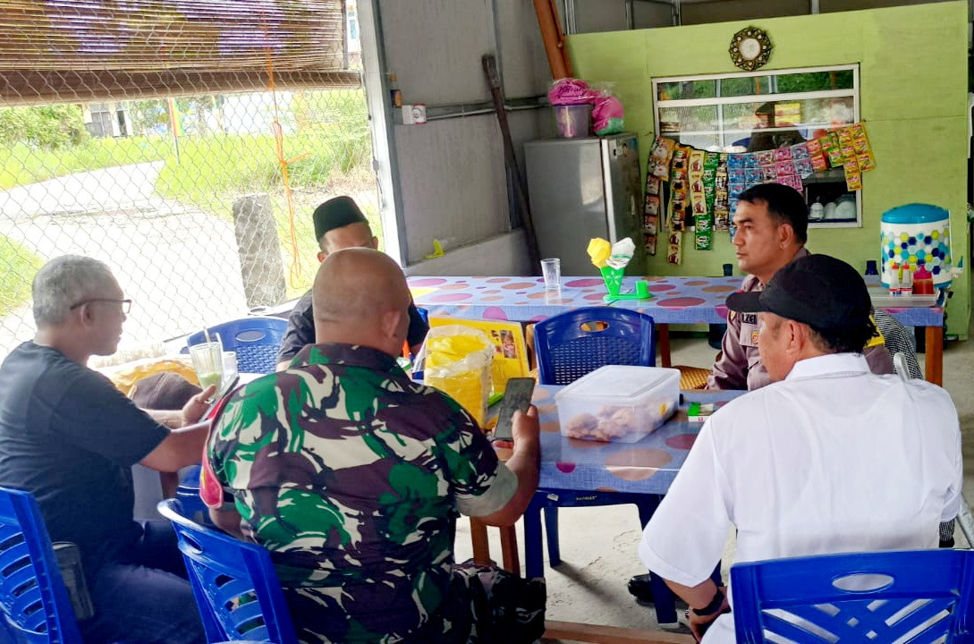 Sambangi Warga, Bhabinkamtibmas Ngopi Bareng Sambil Cooling System