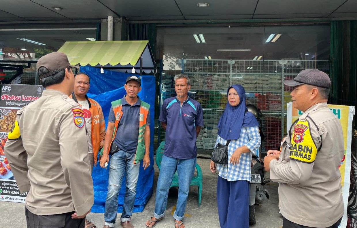 Ciptakan Pilkada Damai, Polsek Senapelan Gelar Cooling System ke Pengunjung Pasar Buah