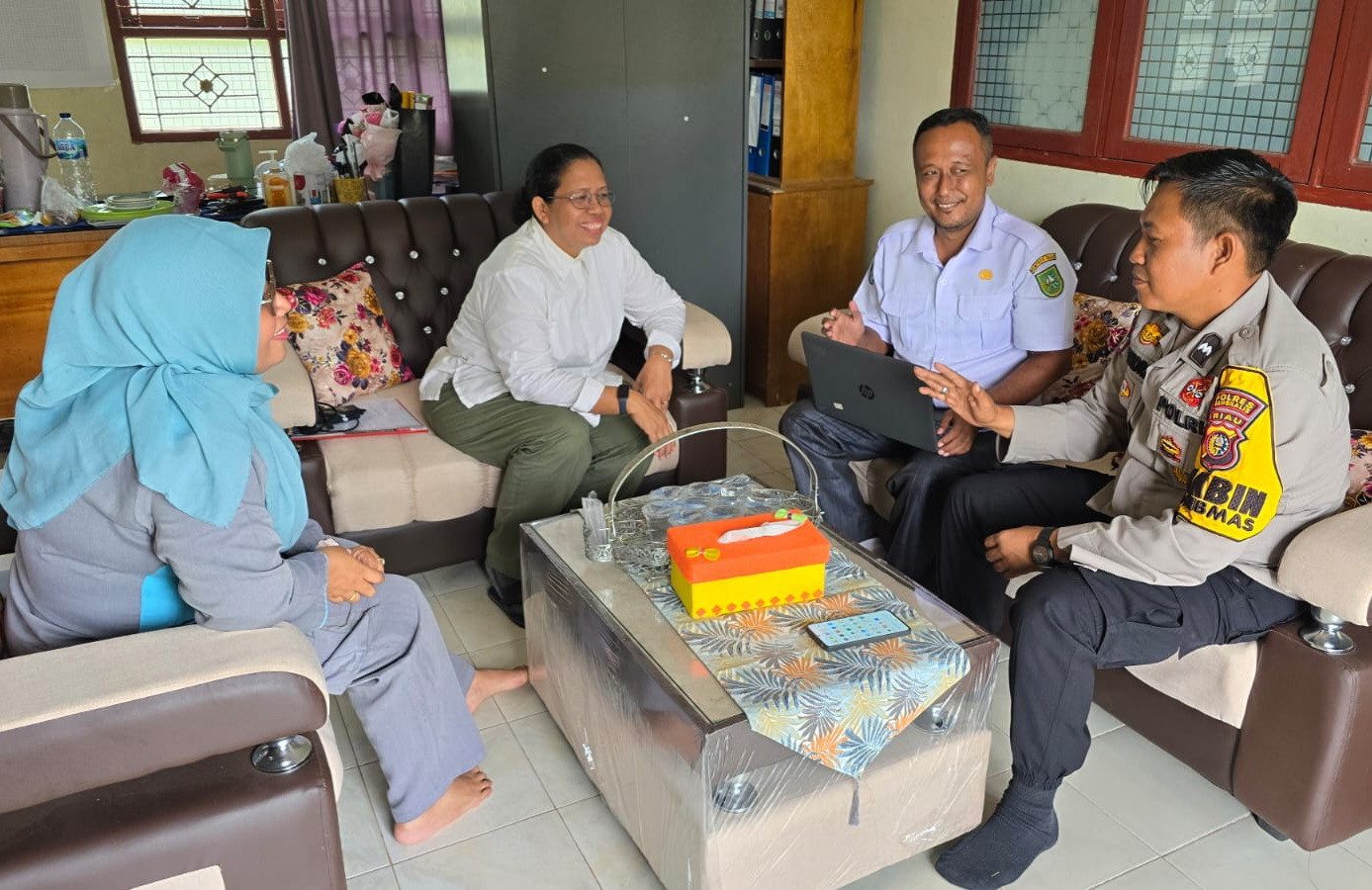 Bhabinkamtibmas Polsek Pinggir Laksanakan Sosialisasi Pilkada Serentak 2024 di Kel. Balai Raja
