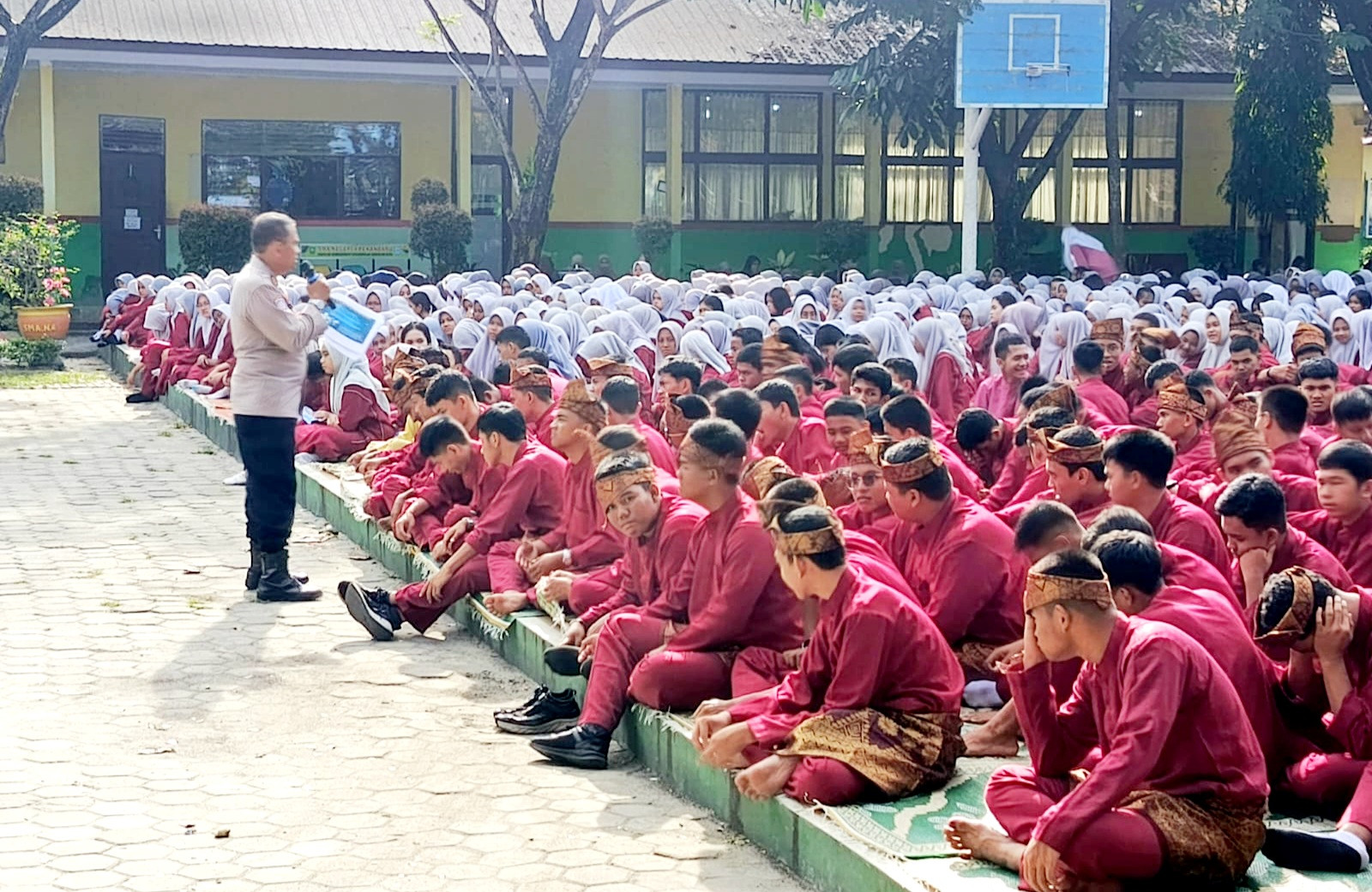 Cooling System Pilkada Serentak 2024, Polsek Bukit Raya Sambangi SMA Negeri 4 Pekanbaru