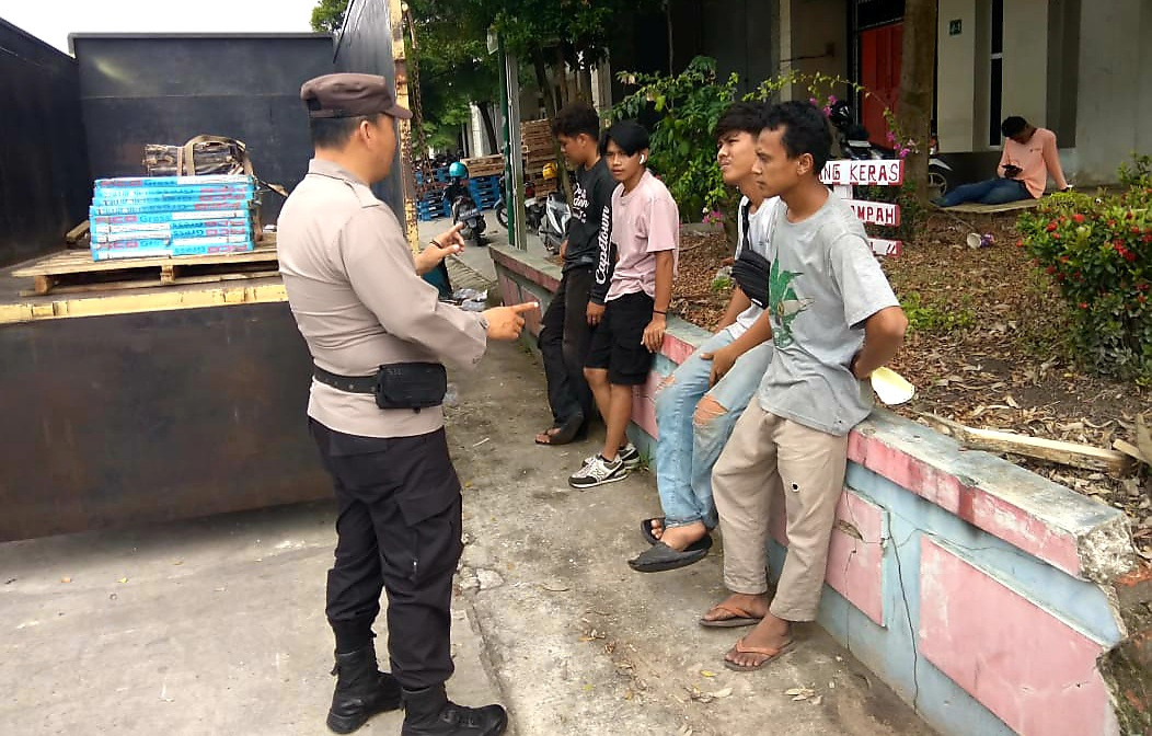 Ciptakan Harkamtibmas, Personel Bhabin Payung Sekaki DDS Patroli Wilayah Binaan