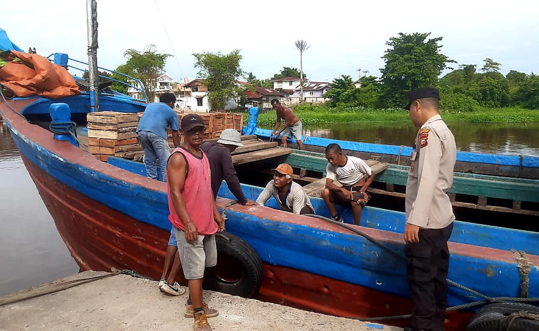 Edukasi Kamtibmas Jelang Pilkada, Polsek Pelabuhan Berikan Pembinaan ke Buruh Kapal
