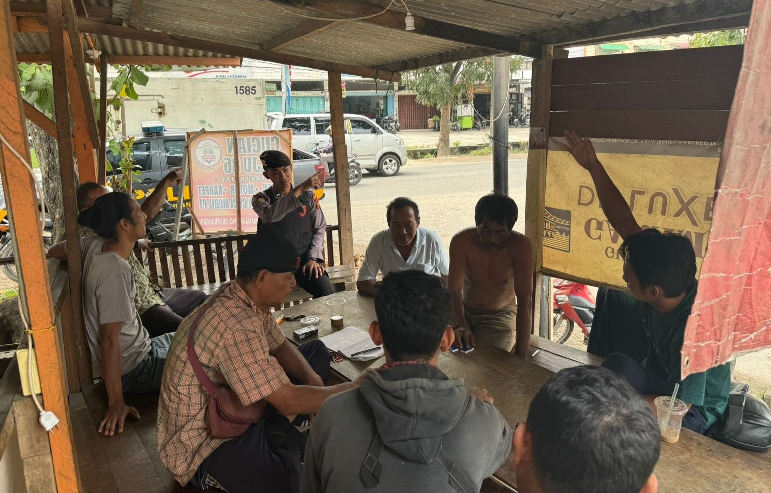 Sampaikan Pesan Pilkada Damai Personel Sat Samapta Polresta Pekanbaru Temui Warga Hangtuah
