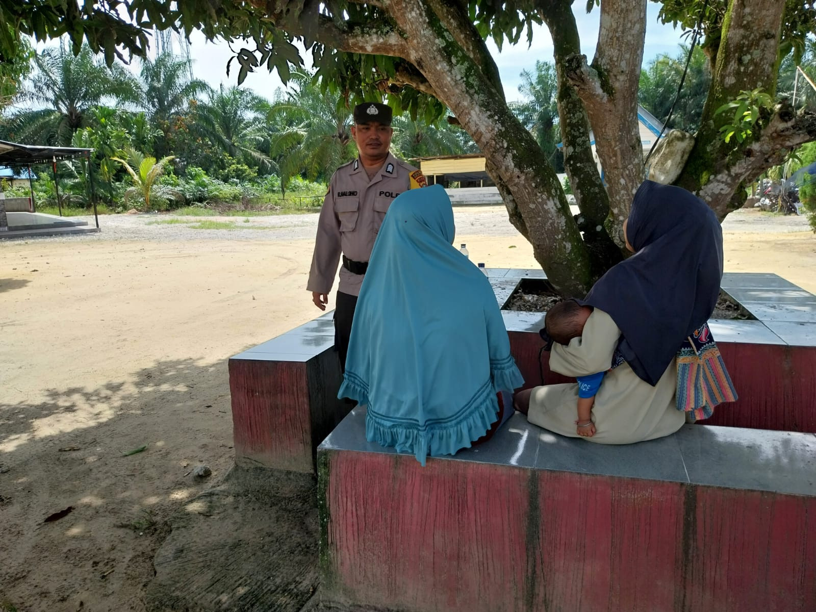 Sukseskan Pilkada Damai, Ini Cara Bhabinkamtibmas Polsek Pujud Sosialisasi ke Warga