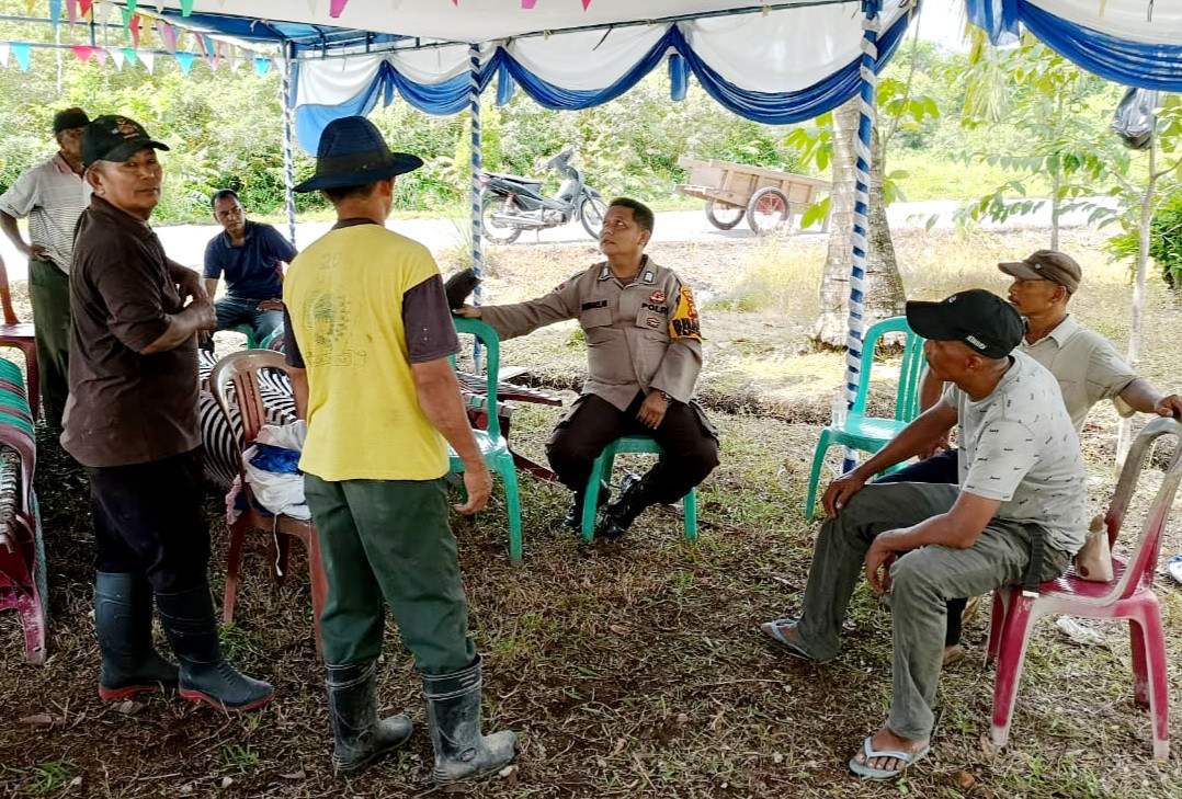 Sambangi Warga Desa Sungai Alam, Polsek Bengkalis Kampanyekan Pilkada Damai dan Kondusif 