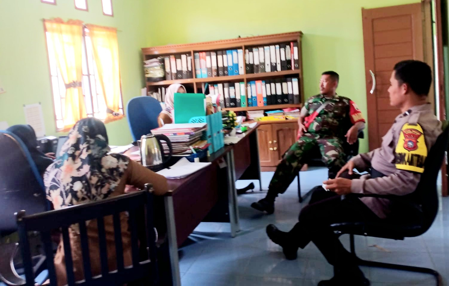 Bhabin dan Bhabinsa Sambangi Kantor Desa Bantan Air, Jaga Suasana Kondusif Jelang Pilkada 2024