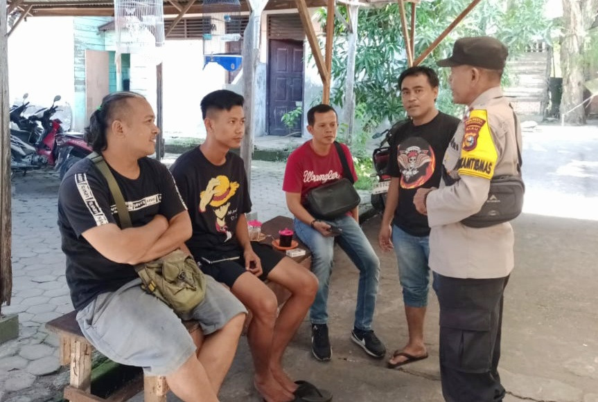 Personel Payung Sekaki Sambang Dialogis Bersama Warga Labuhbaru Timur 