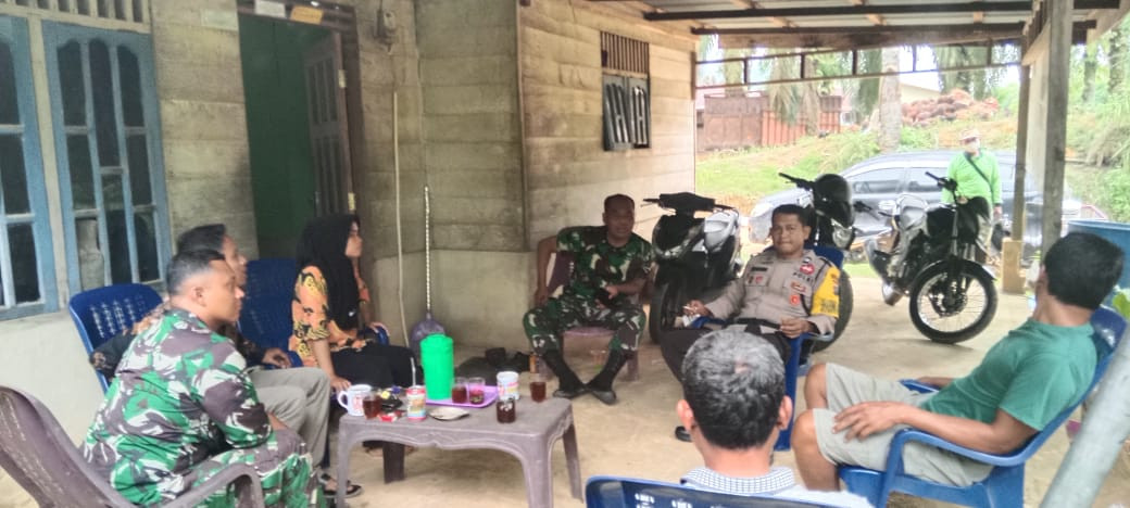 Bersama TNI, Polsek Pujud Sampaikan Pesan Cooling System ke Warga Tangga Batu