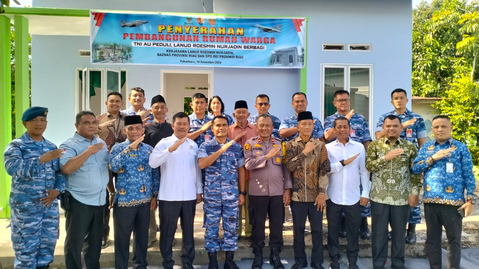 Digagas Danlanud RSN, Kapolsek Bukit Raya Hadiri Penyerahan Bantuan Rumah Layak Huni ke Warga