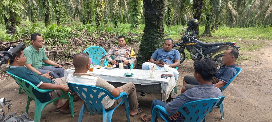 Sambangi Warga Kadang Bangsawan, Polsek Pujud Gelar Cooling System